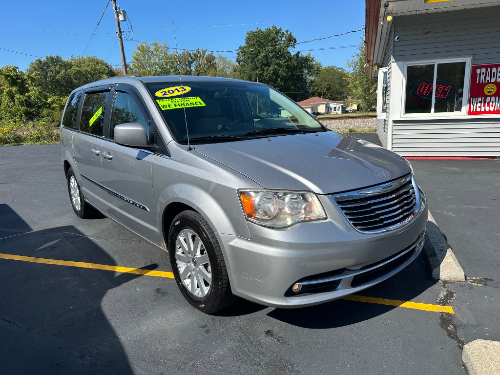 2013 Chrysler Town & Country Touring's photo