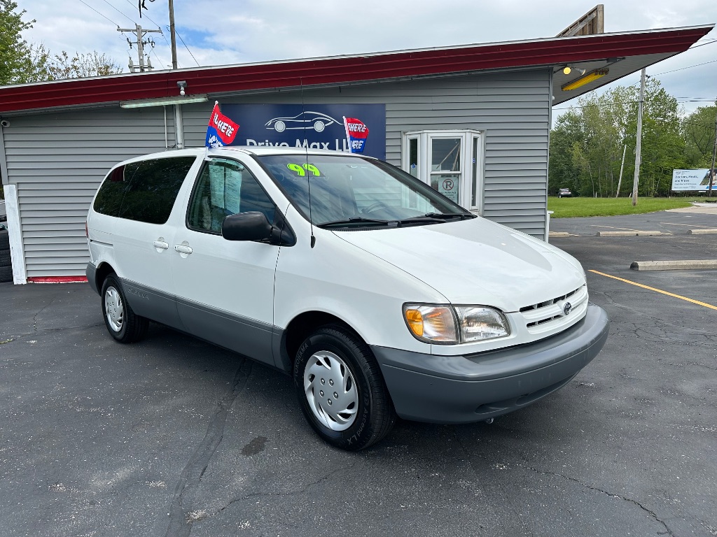 1999 Toyota Sienna CE's photo